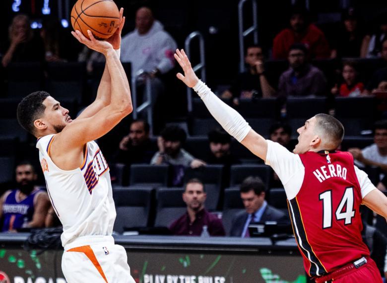 半岛体育APP-热火双星56分拯救希罗，布克24+9+9难救主，太阳无缘20分大逆转