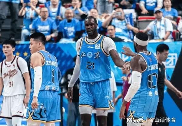 半岛体育官网-残阵击败稠州！首钢3名伤员，到场为队友加油，唯独不见一人身影