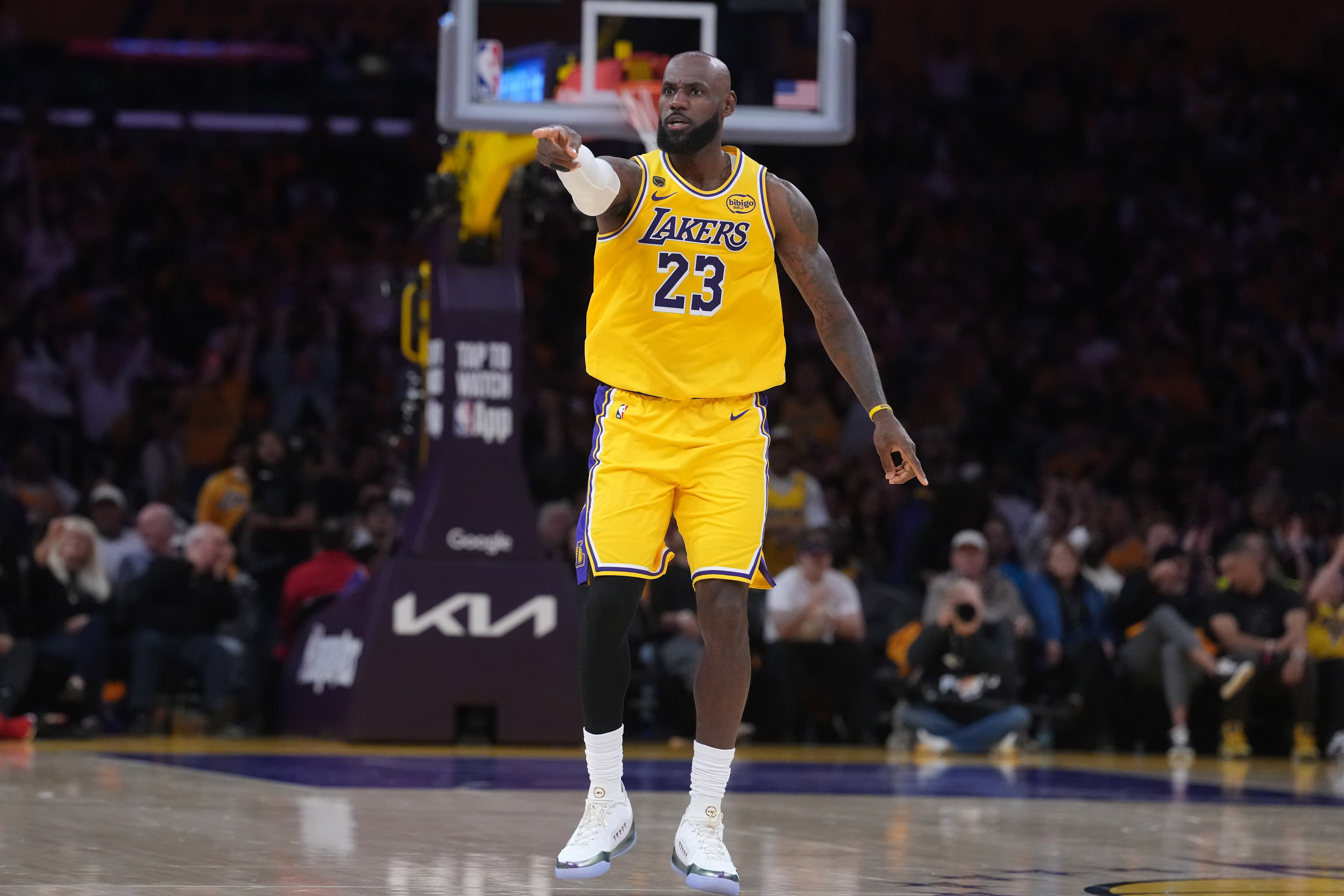 半岛体育-阿里纳斯：若老詹真的带队晋级了 你们该改变对他的看法了吧？